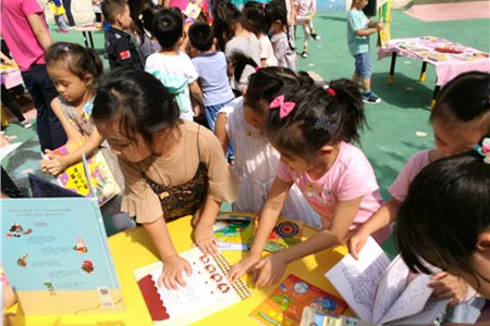 北京大風(fēng)車雙語幼兒園濟(jì)南世紀(jì)佳園園 《千奇百怪童書展》進(jìn)校園活動