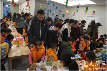 小小的交換 大大的快樂(lè)----大風(fēng)車翡翠外灘幼兒園第一屆跳蚤市場(chǎng)